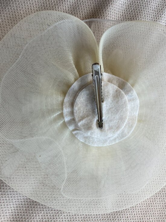 White Feather & Tulle Fascinator Headpiece • Wedding Hair Clip Hat • Garden Part main image 3